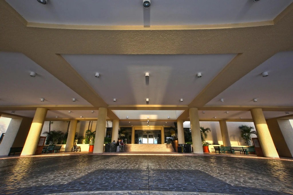Holiday Inn Club Vacations The Royal Sands by IHG