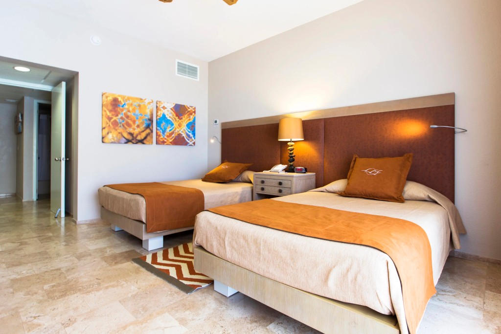 Holiday Inn Club Vacations The Royal Sands by IHG