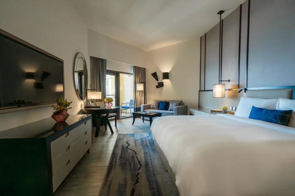 Amwaj Rotana, Jumeirah Beach