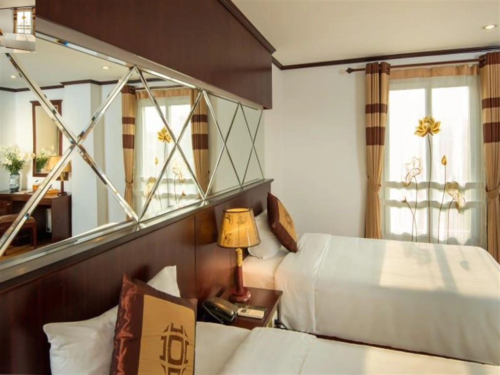 May De Ville Lakeside Hotel